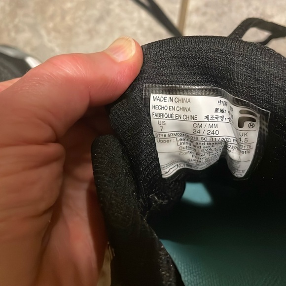 Like new! Womens FILA black aqua running shoes Sz 7 Great condition, w/ Box - Picture 2 of 11